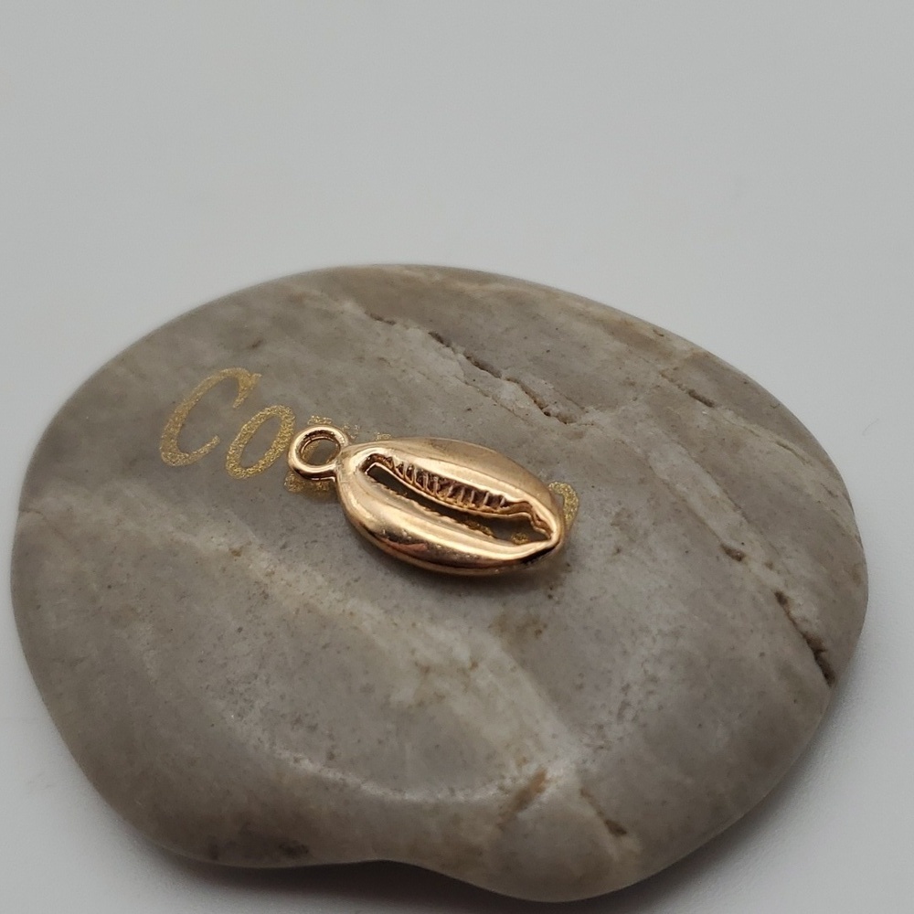 22ct gold bonded cowrie shell charm - Picture 1 of 2